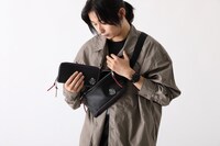 悪魔ほむらモデルの長財布の使用イメージ。