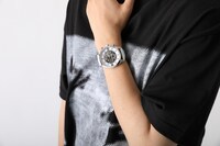 アルティメットまどかモデルの腕時計使用イメージ。