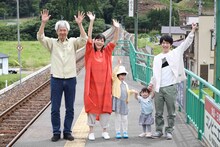 左から時任三郎、上野樹里、加藤柚凪、中村千歳、風間俊介。(c)フジテレビ