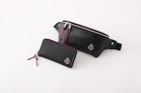 悪魔ほむらモデルのバッグと長財布。