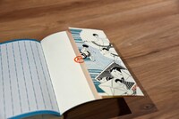 ガンダレになっている表紙が折り返された様子。先ほど話題に出ていた、表紙が折り返した袖の部分と表2で合わさるシール風のイラストも確認できる。