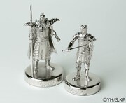 「キングダム」信と王騎のペーパーウェイトが登場、銀色に輝く合金製
