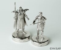 「キングダム　ペーパーウェイト（王騎）」と「キングダム　ペーパーウェイト（信）」。