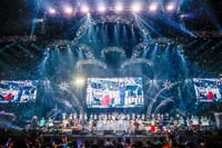 8月28日出演者によるテーマソング歌唱。