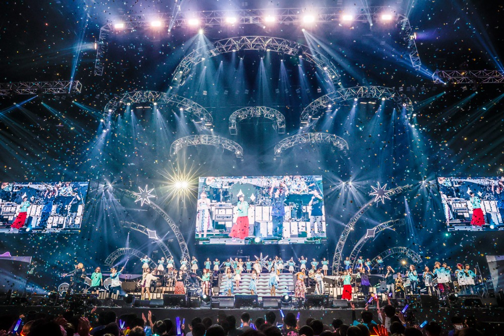 8月28日出演者によるテーマソング歌唱。