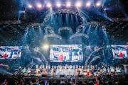 8月28日出演者によるテーマソング歌唱。