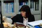 「耳をすませば」大人になった雫が働く児童書編集部の様子を収めた場面写真