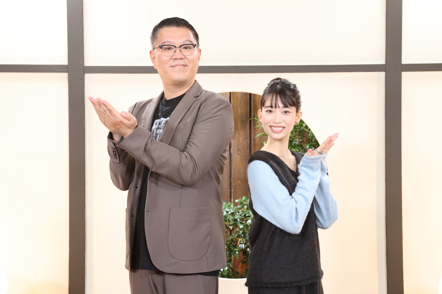 「恋愛トキワ荘」MCの（左から）シソンヌ長谷川、森川葵。(c)フジテレビ