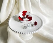 「勲章モチーフ フルブルームブローチ」と「薔薇のリング」。(c)池田理代子プロダクション