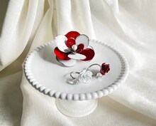 「勲章モチーフ フルブルームブローチ」と「薔薇のリング」。(c)池田理代子プロダクション