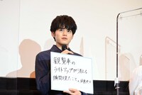 夏の思い出を語る鈴鹿央士。