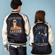 左から「カリオストロの城 リバーシブルスカジャン ルパン&クラリス/銭形」、「カリオストロの城 リバーシブルスカジャン フラッグ/車」の着用イメージ。