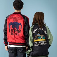 左から「カリオストロの城 リバーシブルスカジャン ロゴ/カゲ」、「カリオストロの城 リバーシブルスカジャン フラッグ/車」の着用イメージ。