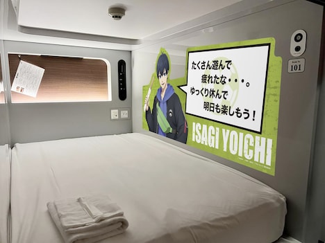 富士急ハイランドのオフィシャルカプセルホテル・キャビン＆ラウンジハイランドステーションインのコラボルームの様子。