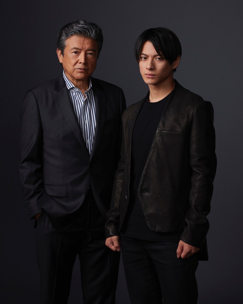 左から三浦友和演じる桂木敏夫、平野紫耀演じる黒崎高志郎。(c)TBS