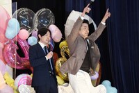 プリキュアキャストに続いて、川西賢志郎の声に合わせて動く水田信二。