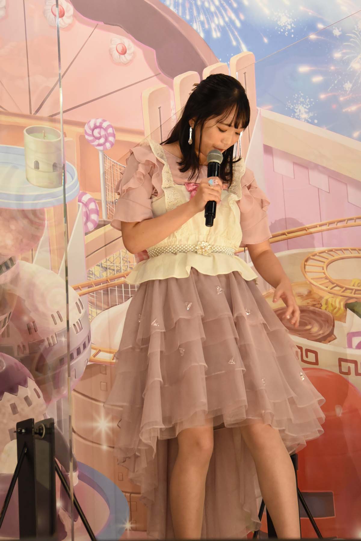 お子さまランチドレスをイメージした衣装を見せる菱川花菜。