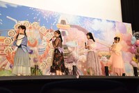 お子さまランチドレスをイメージした衣装を見せるキャスト陣。後ろにはお揃いでリボンが付いている。