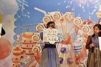 「お子さまランチ」であいうえお作文に挑戦する登壇者たち。