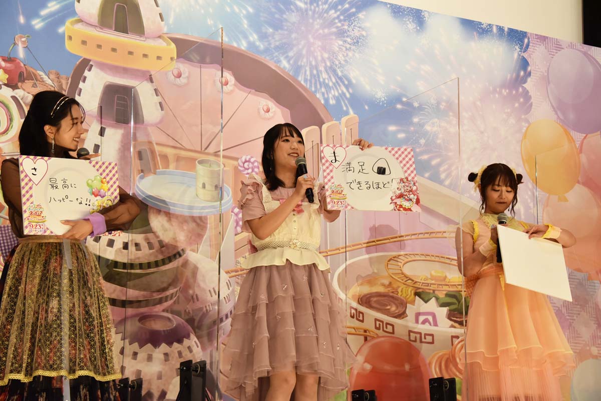 「お子さまランチ」であいうえお作文に挑戦する登壇者たち。