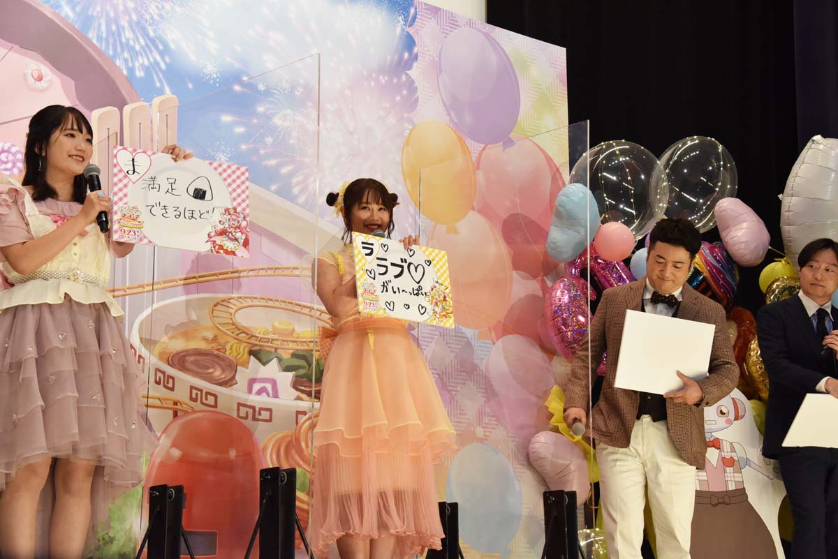 「お子さまランチ」であいうえお作文に挑戦する登壇者たち。