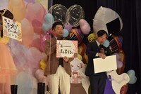 「お子さまランチ」であいうえお作文に挑戦する登壇者たち。