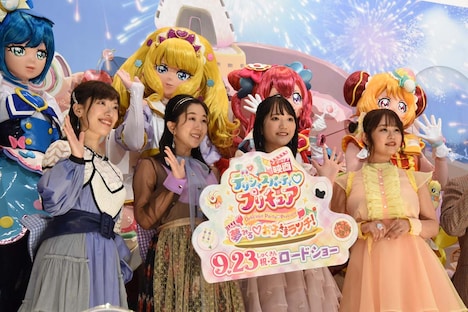 前列左から清水理沙、茅野愛衣、菱川花菜、井口裕香。