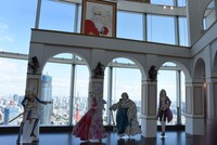 「誕生50周年記念 ベルサイユのばら展ーベルばらは永遠にー」のエントランス。 (c)池田理代子プロダクション