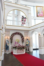 「誕生50周年記念 ベルサイユのばら展ーベルばらは永遠にー」のエントランス。 (c)池田理代子プロダクション