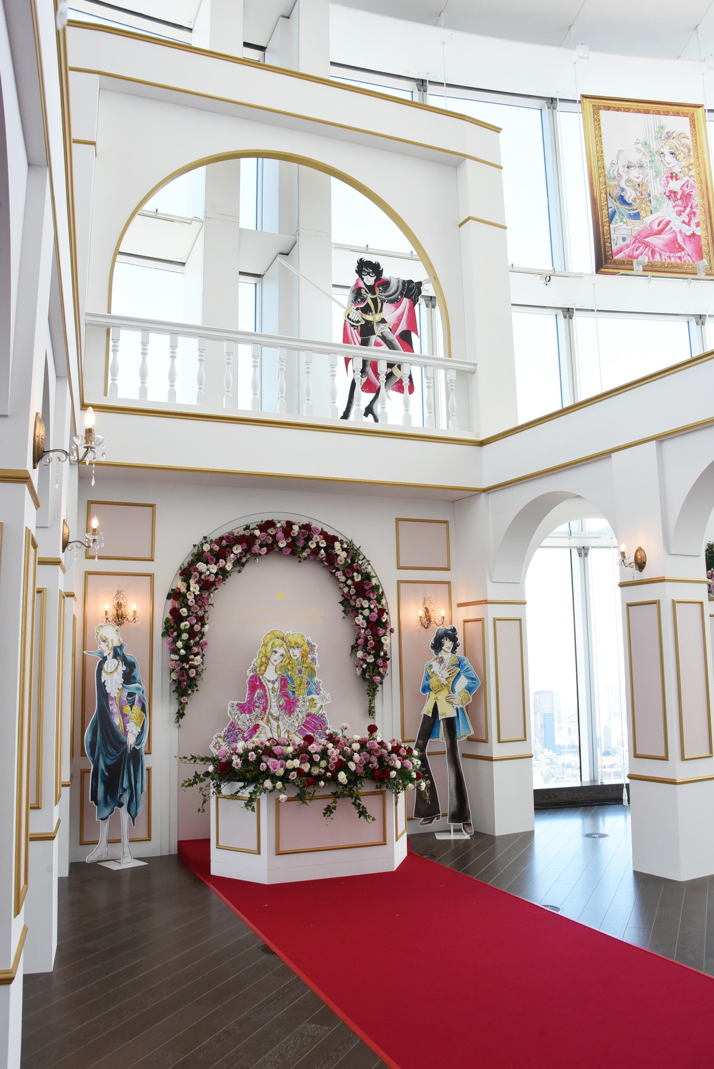 「誕生50周年記念 ベルサイユのばら展ーベルばらは永遠にー」のエントランス。 (c)池田理代子プロダクション