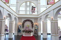 「誕生50周年記念 ベルサイユのばら展ーベルばらは永遠にー」のエントランス。 (c)池田理代子プロダクション