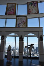 「誕生50周年記念 ベルサイユのばら展ーベルばらは永遠にー」のエントランス。 (c)池田理代子プロダクション