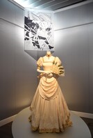 「【第1章】『ベルサイユのばら』」より、オスカルが生涯で一度だけ身にまとったドレスを再現したもの。 (c)池田理代子プロダクション 制作：文化服装学院オートクチュール科学生 企画制作：メイプル