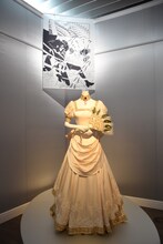 「【第1章】『ベルサイユのばら』」より、オスカルが生涯で一度だけ身にまとったドレスを再現したもの。 (c)池田理代子プロダクション 制作：文化服装学院オートクチュール科学生 企画制作：メイプル