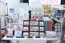 物販コーナーより。 (c)池田理代子プロダクション