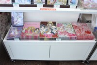 物販コーナーより。 (c)池田理代子プロダクション