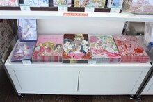 物販コーナーより。 (c)池田理代子プロダクション