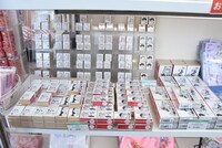 物販コーナーより。 (c)池田理代子プロダクション