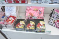 物販コーナーより。 (c)池田理代子プロダクション