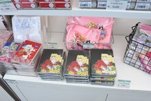 物販コーナーより。 (c)池田理代子プロダクション