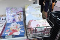 物販コーナーより。 (c)池田理代子プロダクション