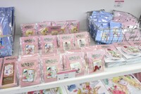 物販コーナーより。 (c)池田理代子プロダクション