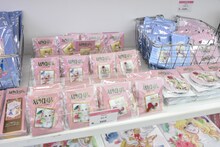 物販コーナーより。 (c)池田理代子プロダクション