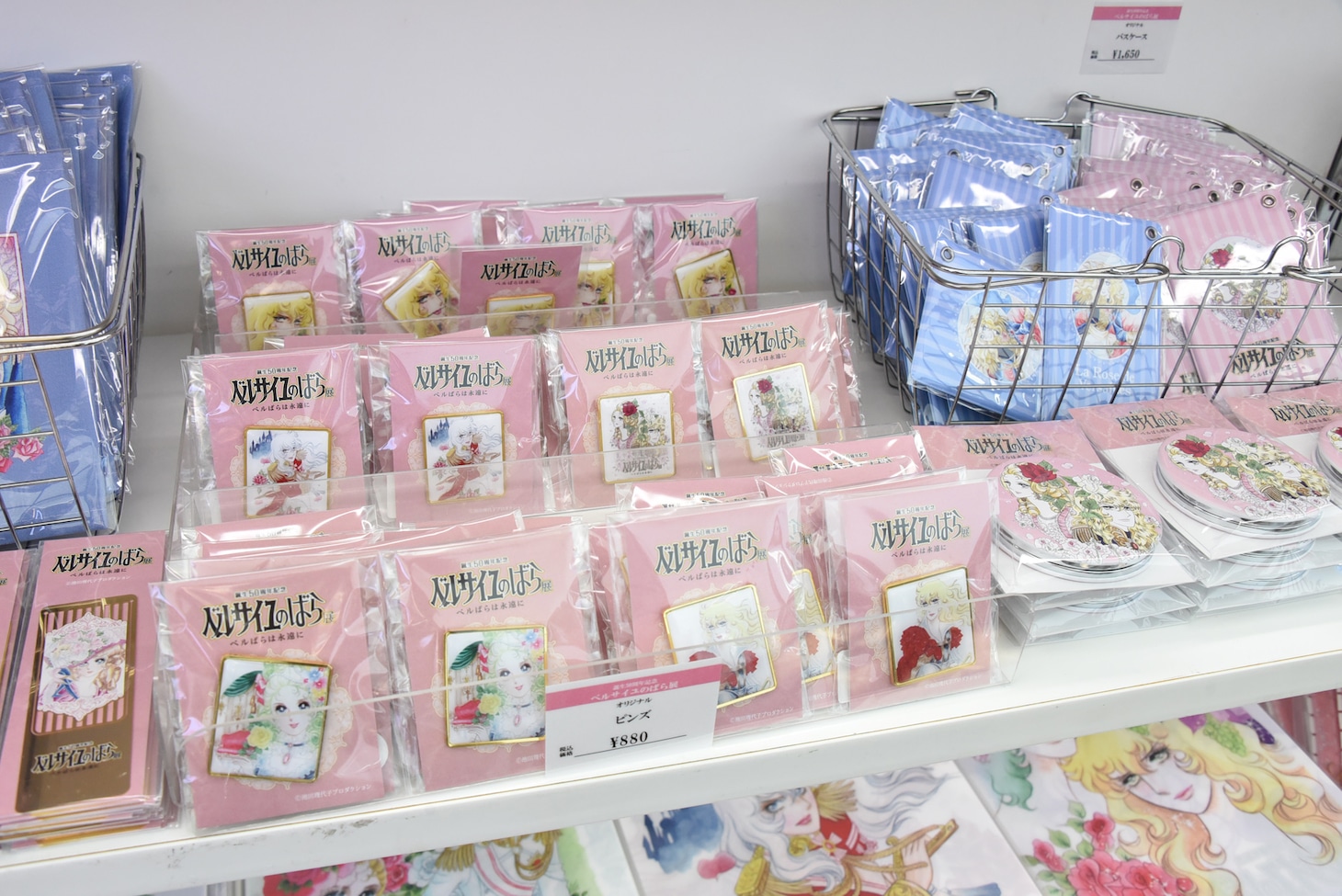 物販コーナーより。 (c)池田理代子プロダクション