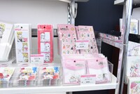 物販コーナーより。 (c)池田理代子プロダクション