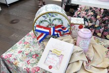 物販コーナーより。 (c)池田理代子プロダクション  (c)NINA’S MARIE-ANTOINETTE