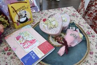 物販コーナーより。 (c)池田理代子プロダクション