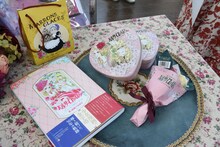 物販コーナーより。 (c)池田理代子プロダクション