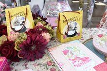 物販コーナーより。 (c)池田理代子プロダクション