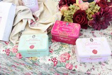 物販コーナーより。 (c)池田理代子プロダクション  (c)NINA’S MARIE-ANTOINETTE